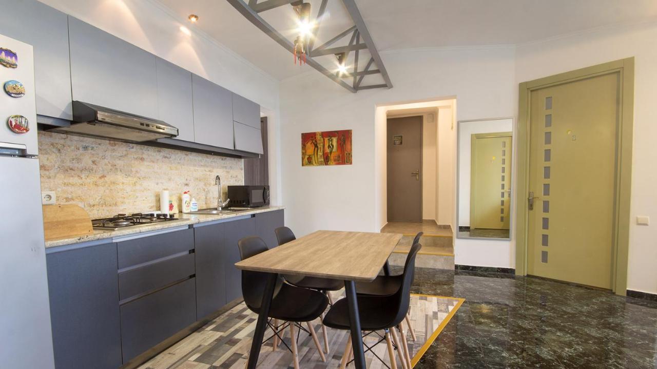 4 Bedroom Apartment On Liberty Square Tbilissi Extérieur photo
